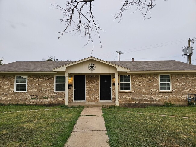 Building Photo - Spacious 2BR Duplex in Fort Worth