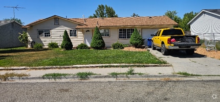 Building Photo - 712 18th Ave E