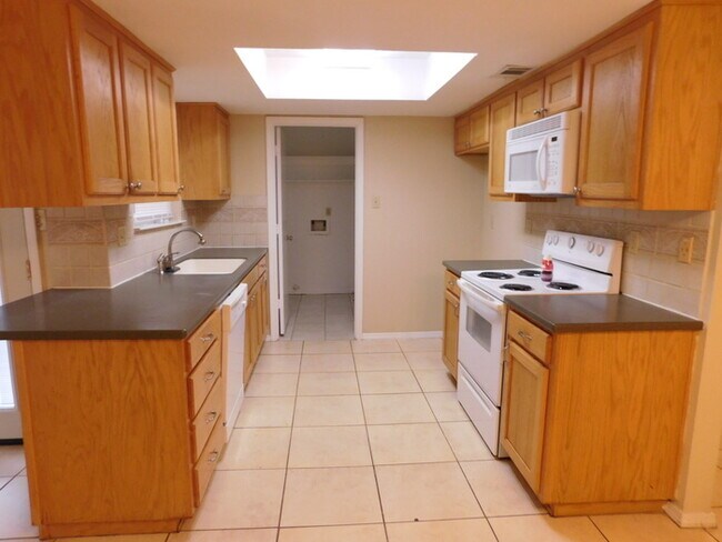 Building Photo - Arlington 3/2.5/2 home on corner lot