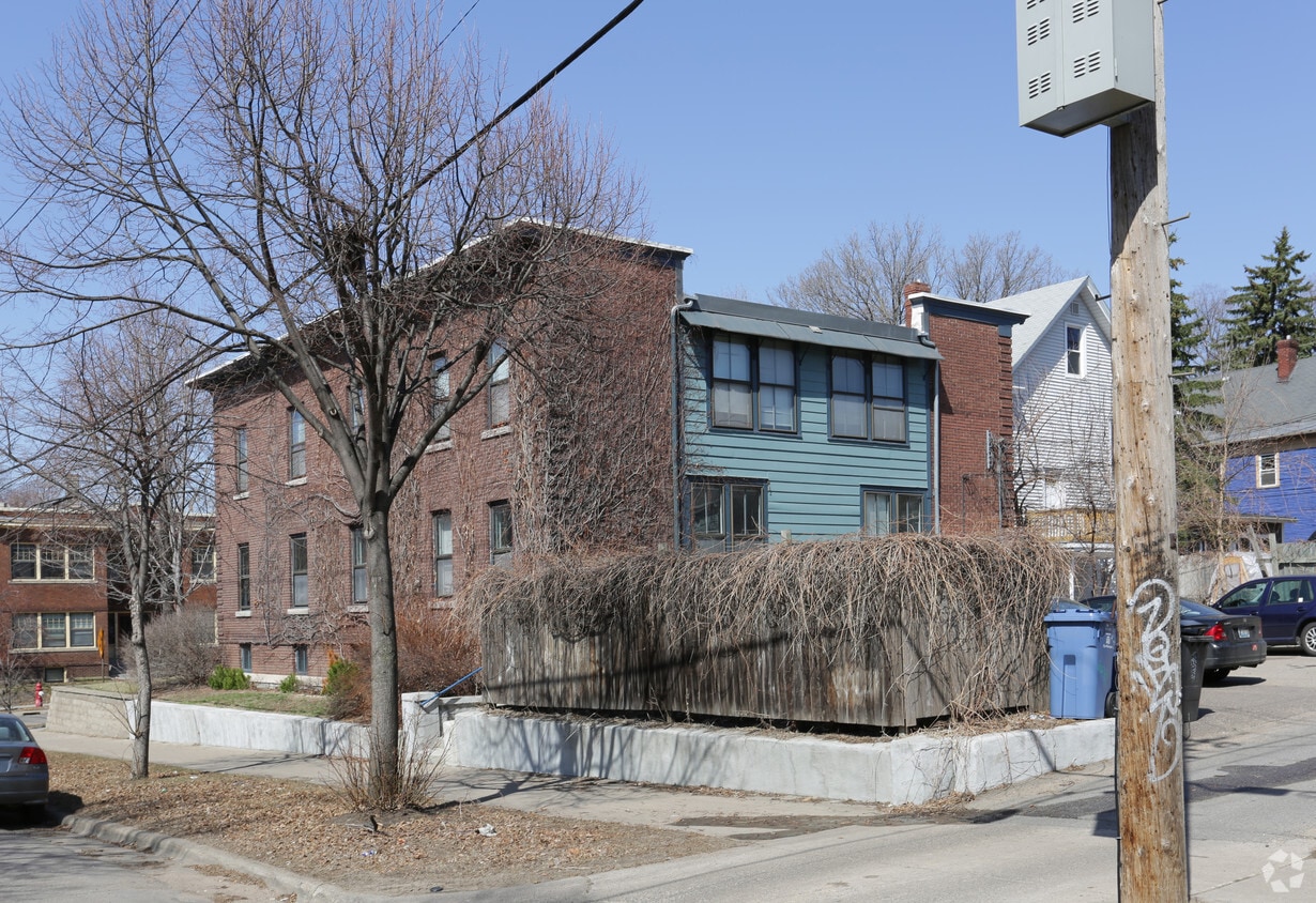 Building Photo - 2125 Harriet Ave