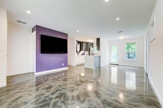 Building Photo - 3100 Ray Wood Dr