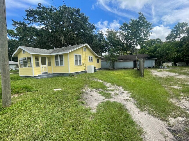 Foto del edificio - Spacious 2 bedroom, 1 bathroom home Availa...