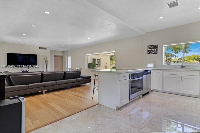 Building Photo - 535 SW 39th Ave