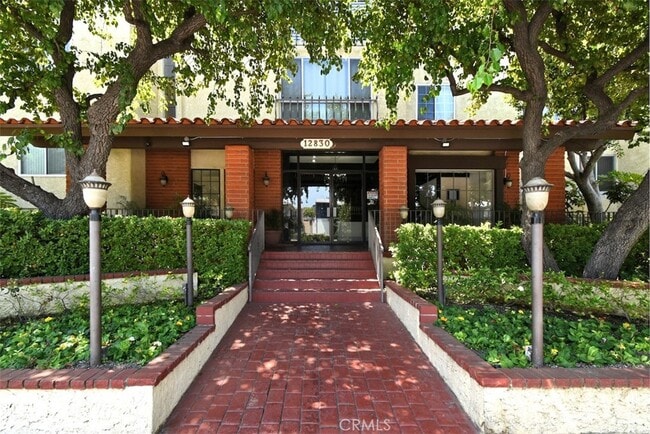 Building Photo - 12830 Burbank Blvd