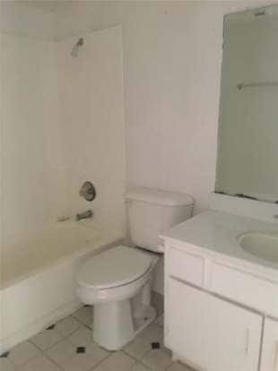Building Photo - 5625 Antoine Dr