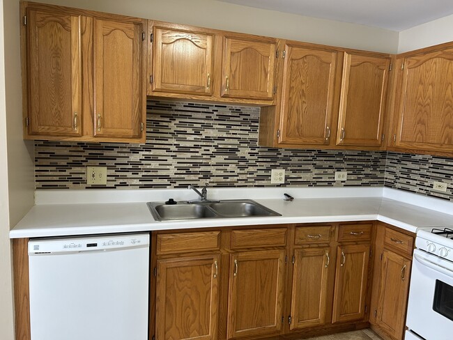 Building Photo - 2838 Meadow Ln