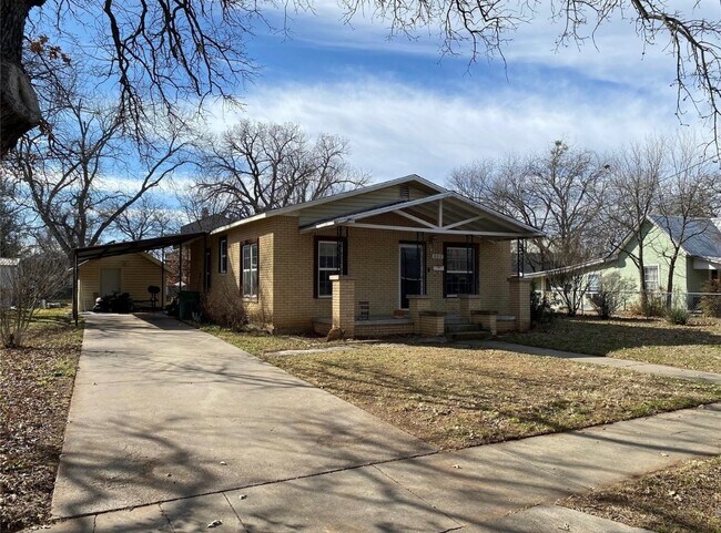 Building Photo - 622 N Race