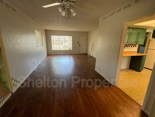 Building Photo - 718 W Glenn Dr