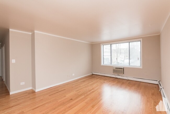 Building Photo - 1522 W Morse Ave