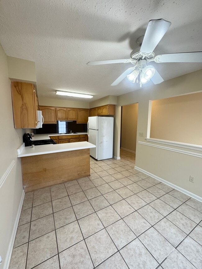 Foto del edificio - Three Bedroom Two Bathroom Duplex Available Now!