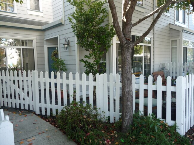 Building Photo - 119 Commodore Dr