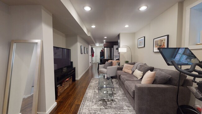 Foto del edificio - 718 W Oakdale Ave