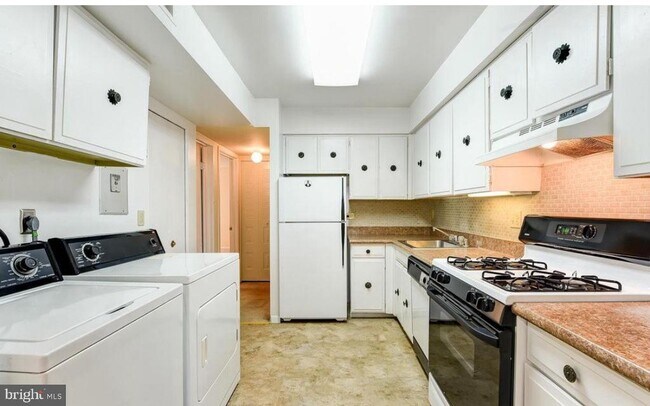 Foto del edificio - 2114 Bonnywood Ln