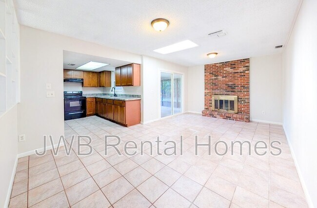 Foto del edificio - 5556 Lofty Pines Cir S