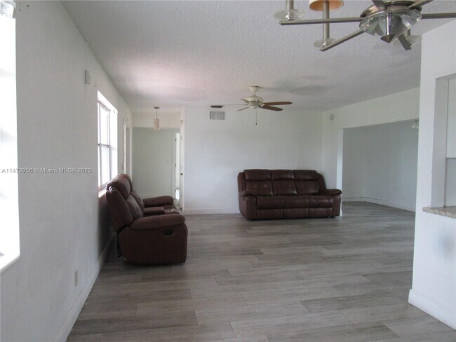Foto del edificio - 4760 NW 2nd Pl