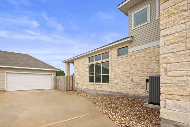 Building Photo - 228 Rieber Rd, Kyle, Texas 78640