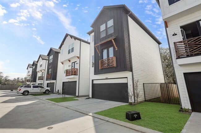 Foto del edificio - 1843 Flowing Springs Trail