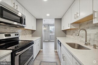 Building Photo - 216 Holly Dr