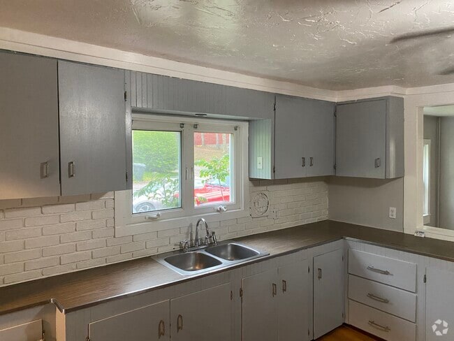 Building Photo - 10 Holstrom Ct