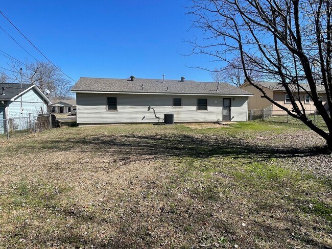 Foto del edificio - 1101 Lehman Dr