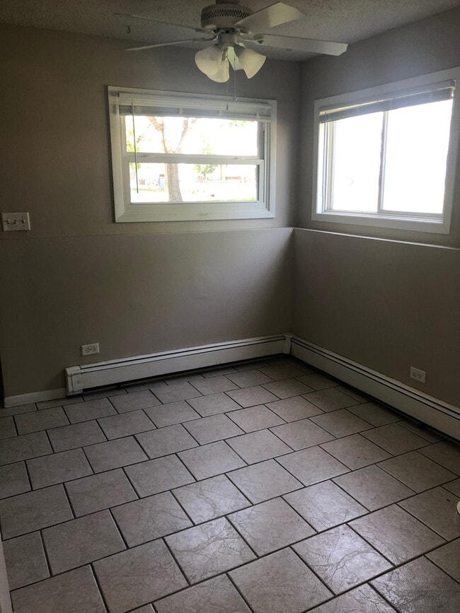 Building Photo - Cute 3 bedroom and 2 bathroom duplex