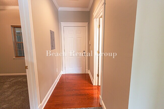 Foto del edificio - Open and Inviting End Unit