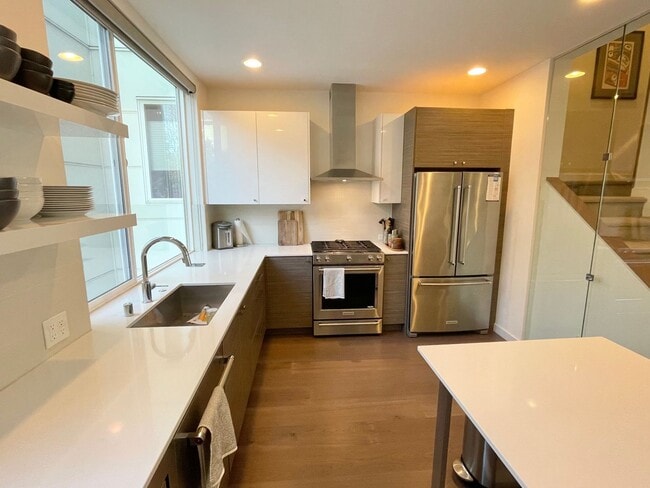 Building Photo - 3 Bedroom, 2 Bath Green Built Townhome wit...