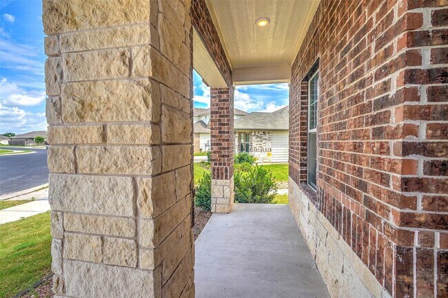 Building Photo - 521 Mossy Rock Dr