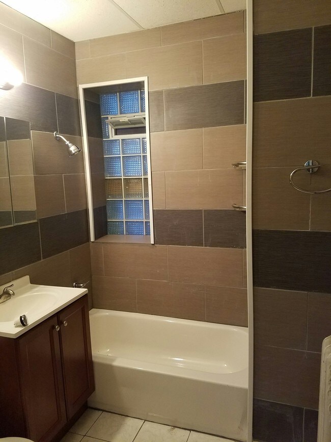 Interior Photo - 1504 W Kilbourn Ave