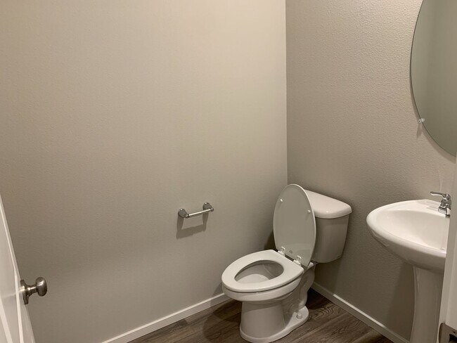 Foto del edificio - Gorgeous  4 Bed 2.5 Bath Home in Camas! Union School District! Laminate Floors Throughout Main! S...