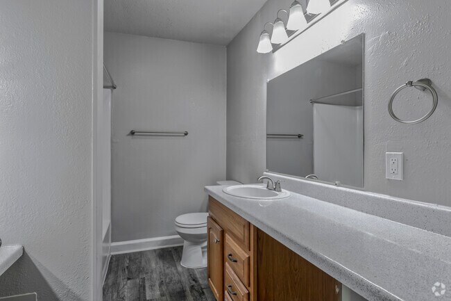 2 habitaciones, 1 baño - 850 pies cuadrados - Baño - Emory on Grand
