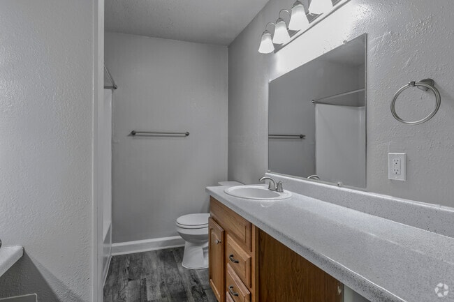2BR, 1BA - 850 SF - Bathroom - Emory on Grand