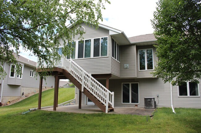 Foto del edificio - AVAILABLE JULY 2026!!! Incredible 3 bedroom, 2-1/2 bath duplex style condominium on Iowa City Eas...