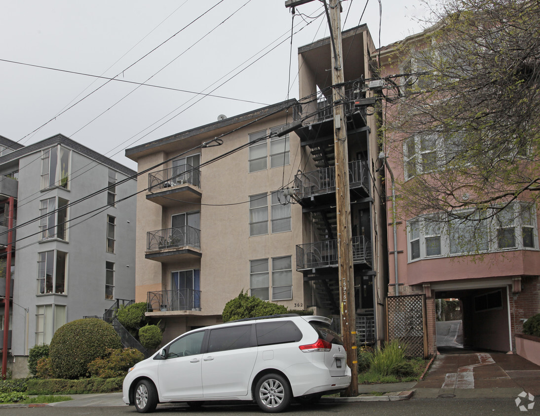 Building Photo - 362 Belmont St