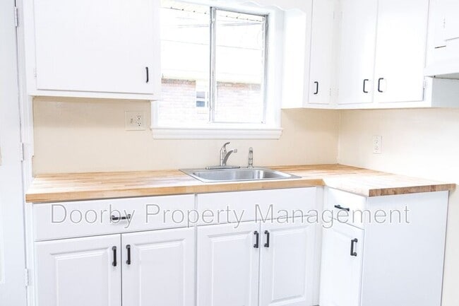 Building Photo - 807 Henderson Ave