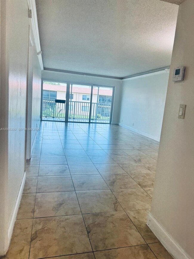Building Photo - 140 Lakeview Dr