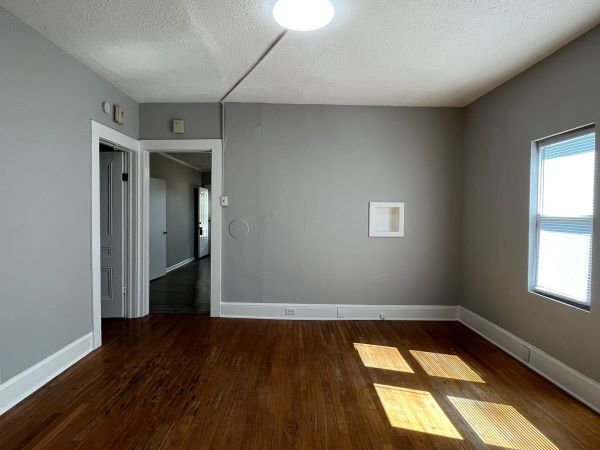 Building Photo - Charming 3 bed/2 bath, plus bonus, close to downtown and campus