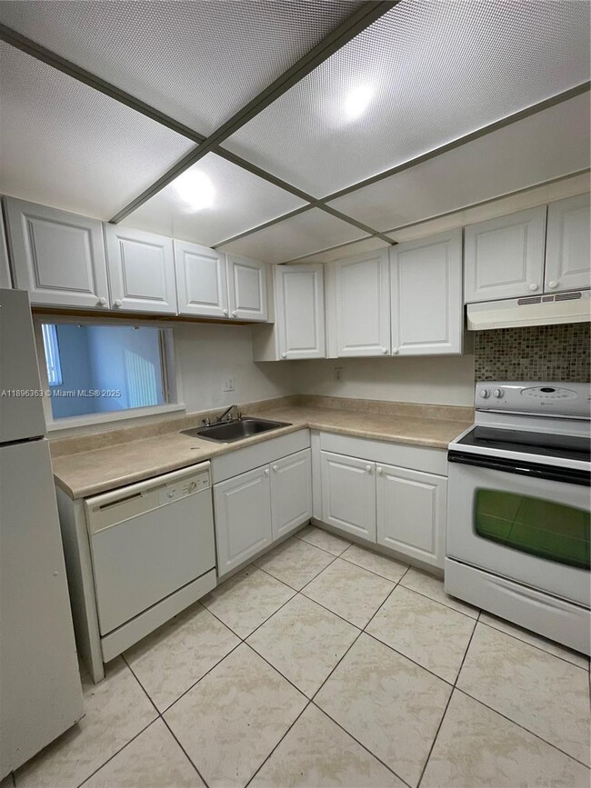 Building Photo - 9143 SW 77th Ave