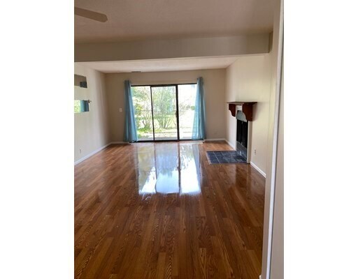 Foto del edificio - 555 Russell Rd