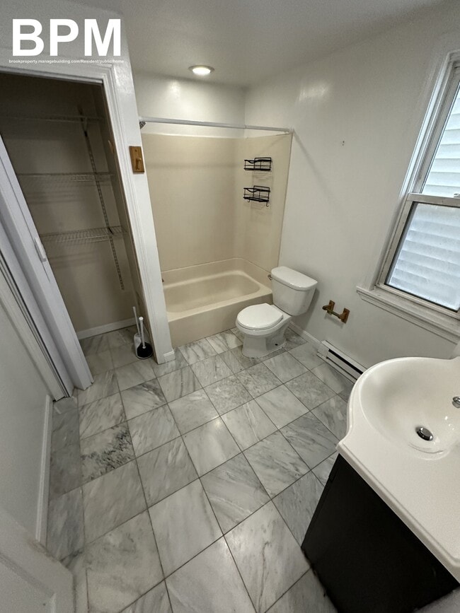 Building Photo - 367 Maverick St