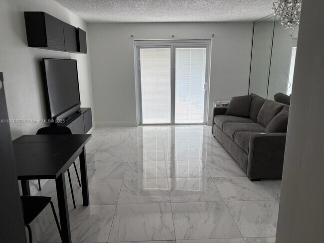 Foto del edificio - 7904 West Dr