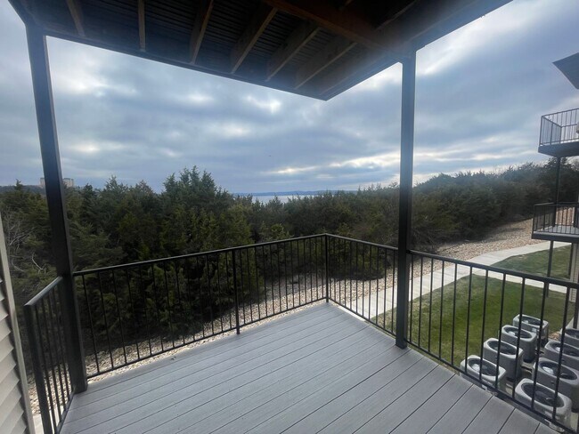 Foto del edificio - Partial Lake-view 1 Bedroom 1 Bath Walk-In Level Lakeside Apartment