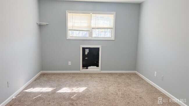 Building Photo - 396 College Dr
