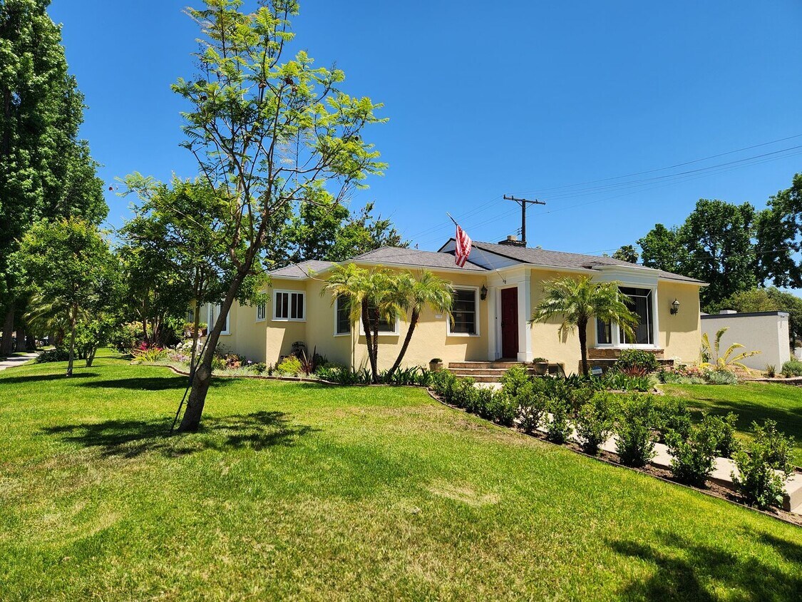 Foto principal - **COMING SOON**!! Gorgeous 3 beds | 4 bath...