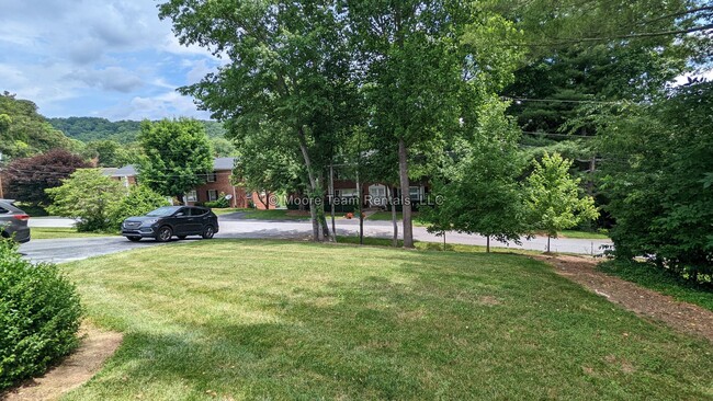 Building Photo - 3 Bed / 2 Bath on 1 Level - Garage, Lawn C...
