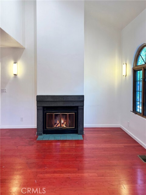 Foto del edificio - 8570 Wonderland Ave