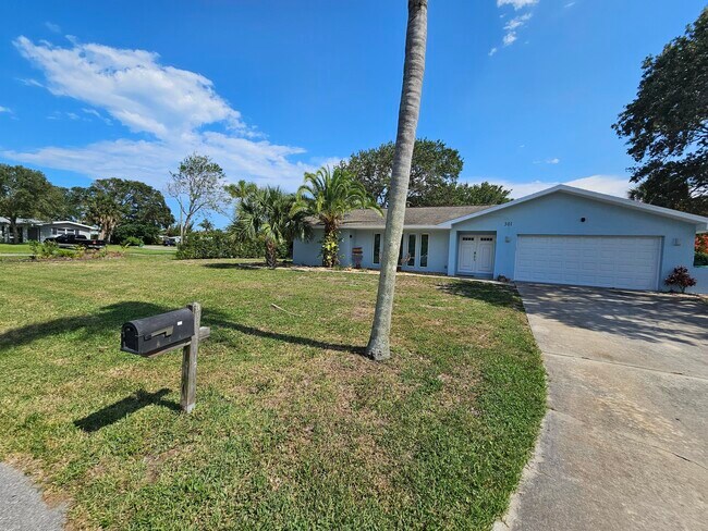 Building Photo - 501 Poinsettia Rd
