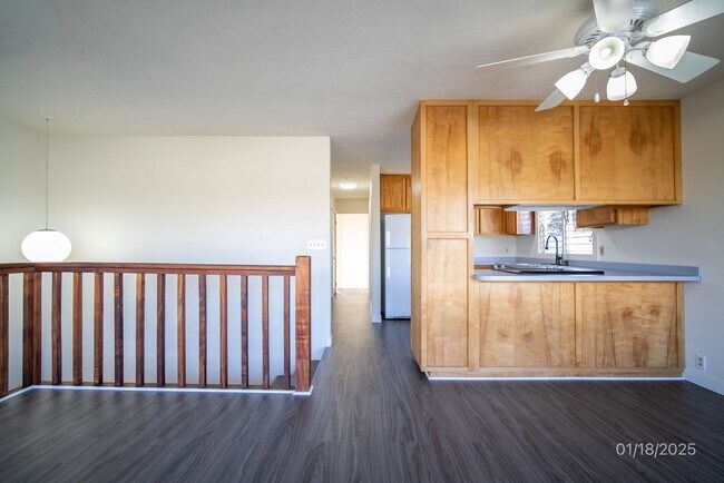 Building Photo - MOVE IN READY 3BR/1BA/2 TANDEM PKG IN AIEA AREA