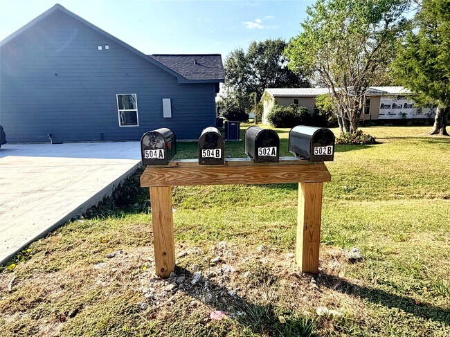 Foto del edificio - 504 Ross Sterling Ave