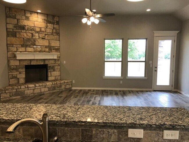 Foto del edificio - 3206 Windcrest Dr